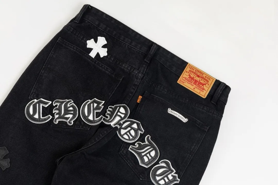 P220 💰 Chrome hearts Chengdu limited new city limited jeans Chrome hearts city limited jeans Hardware customization Original development vintage levis American-made 501 black and gray base remake Levi's American 501 base imported sheepskin 925 silver remake [Top heavy industry fashion design] Consistently high-street luxury style. Speaking of this style, the Zangyin family and GU family are definitely the leading representative brands. Especially the Zangyin family has really achieved a state-of-the-art effect in creating high-street style. The unique washed material is used to create this style. The color system is already quite eye-catching. After it is decorated with patchwork cross flowers, it cleverly highlights the charm of the brand. Secondly, this style uses classic The high-waist cutting design highlights the long legs and fashionable temperament of the upper body. The brand is highly recognizable and the slim fit configuration is more suitable for daily wear. It is a product that interprets personality, fashion, and specifications at a glance. This single product is enough to make any fan excited. It can be a white T-shirt for a youthful college style, or a tight suspender for a royal style. It has strong matching ability and can be easily controlled by men.  [Materials and craftsmanship] Needless to say, this point goes without saying. As an excellent craftsman brand, Zangyin’s requirements for details and craftsmanship are really perfect. The washed color of this model has gone through so many processes, not to mention the embellishment of denim appliques. It is also purely hand-made and sewn. Just like what they believe in, only hand-made things have soul and have the meaning of wear. A top-notch heavy-duty fashionable denim item, I look forward to your perfect interpretation! ! Color: black gray size: 28 30 32 34 36